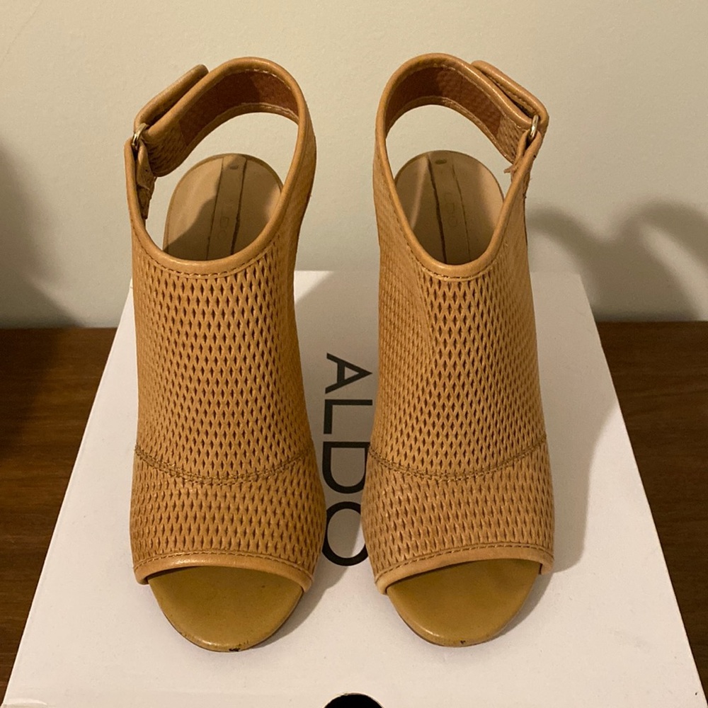 Aldo Aligowen Sandals (Size 5)